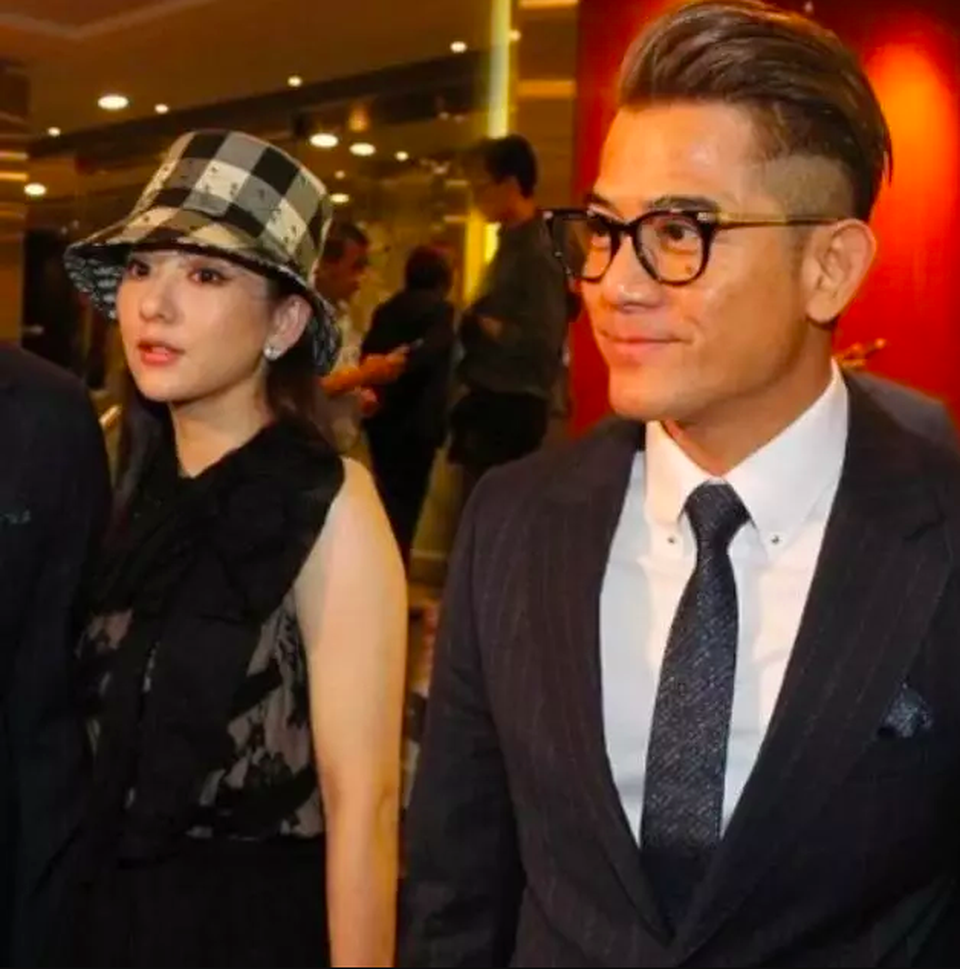 Kết hôn 2 năm, Quách Phú Thành tự hào nắm tay vợ nơi đông người - 6