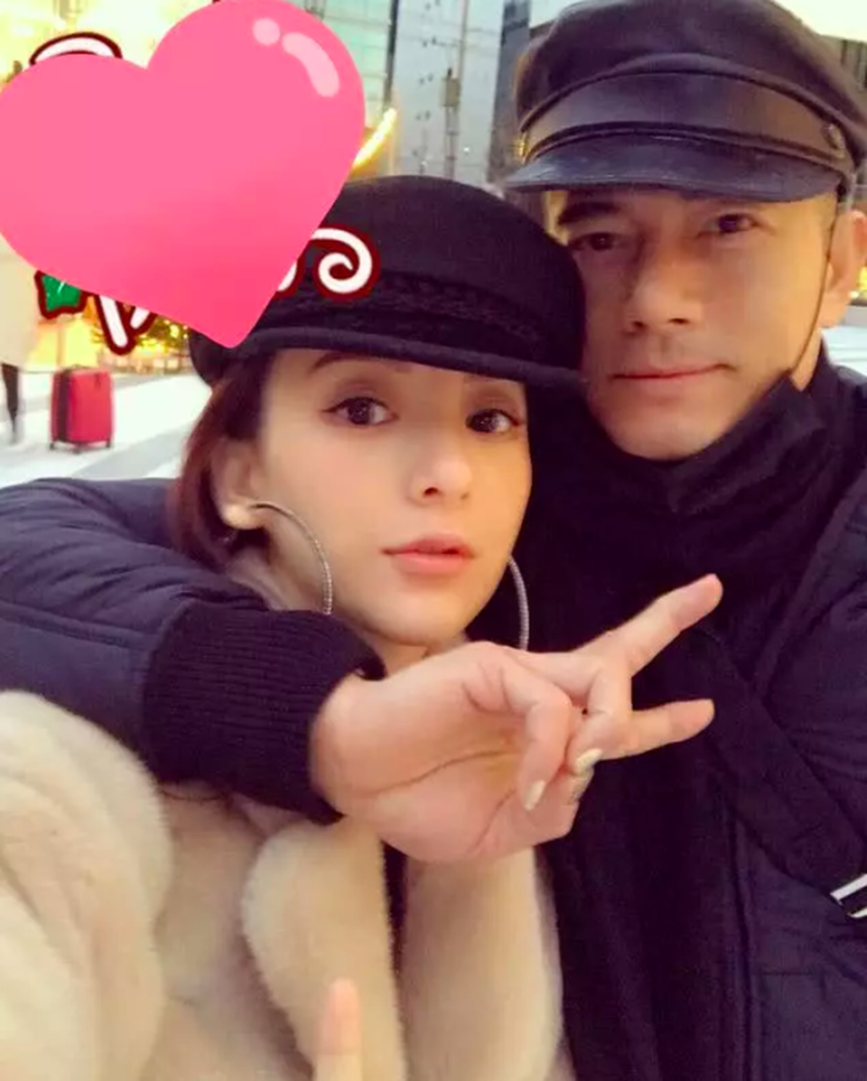 Kết hôn 2 năm, Quách Phú Thành tự hào nắm tay vợ nơi đông người - 8