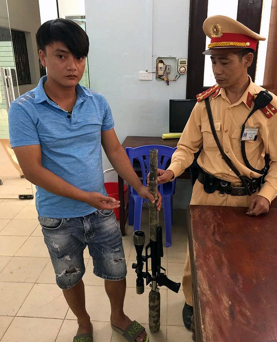 Hà Nội: Thu giữ khẩu súng bắn chim được độ như... súng bắn tỉa - 1 Hà Nội: Thu giữ khẩu súng bắn chim được độ như... súng bắn tỉa - 1