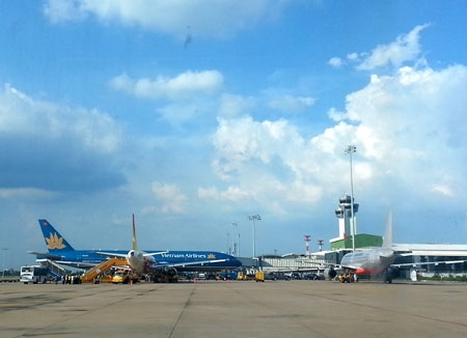 Hốt hoảng vì ô tô chạy cắt mặt máy bay sắp cất cánh - 1 Hốt hoảng vì ô tô chạy cắt mặt máy bay sắp cất cánh - 1