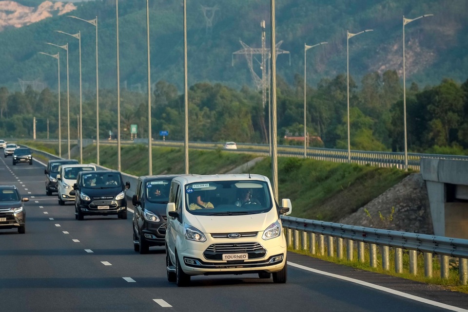 Ford Tourneo - Triết lí thực dụng xe Mỹ - 1 Ford Tourneo - Triết lí thực dụng xe Mỹ - 1