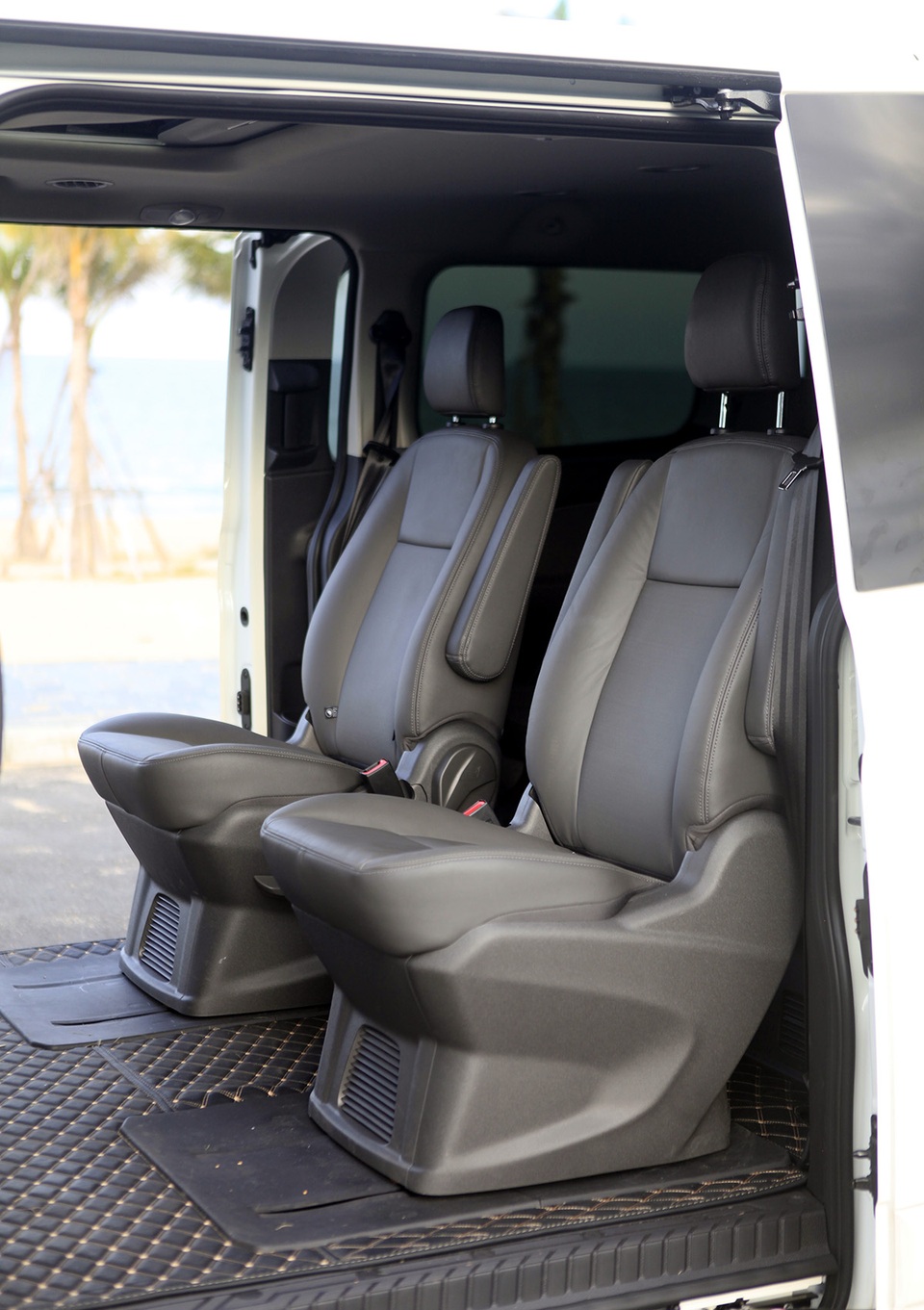 Ford Tourneo - Triết lí thực dụng xe Mỹ - 2 Ford Tourneo - Triết lí thực dụng xe Mỹ - 2