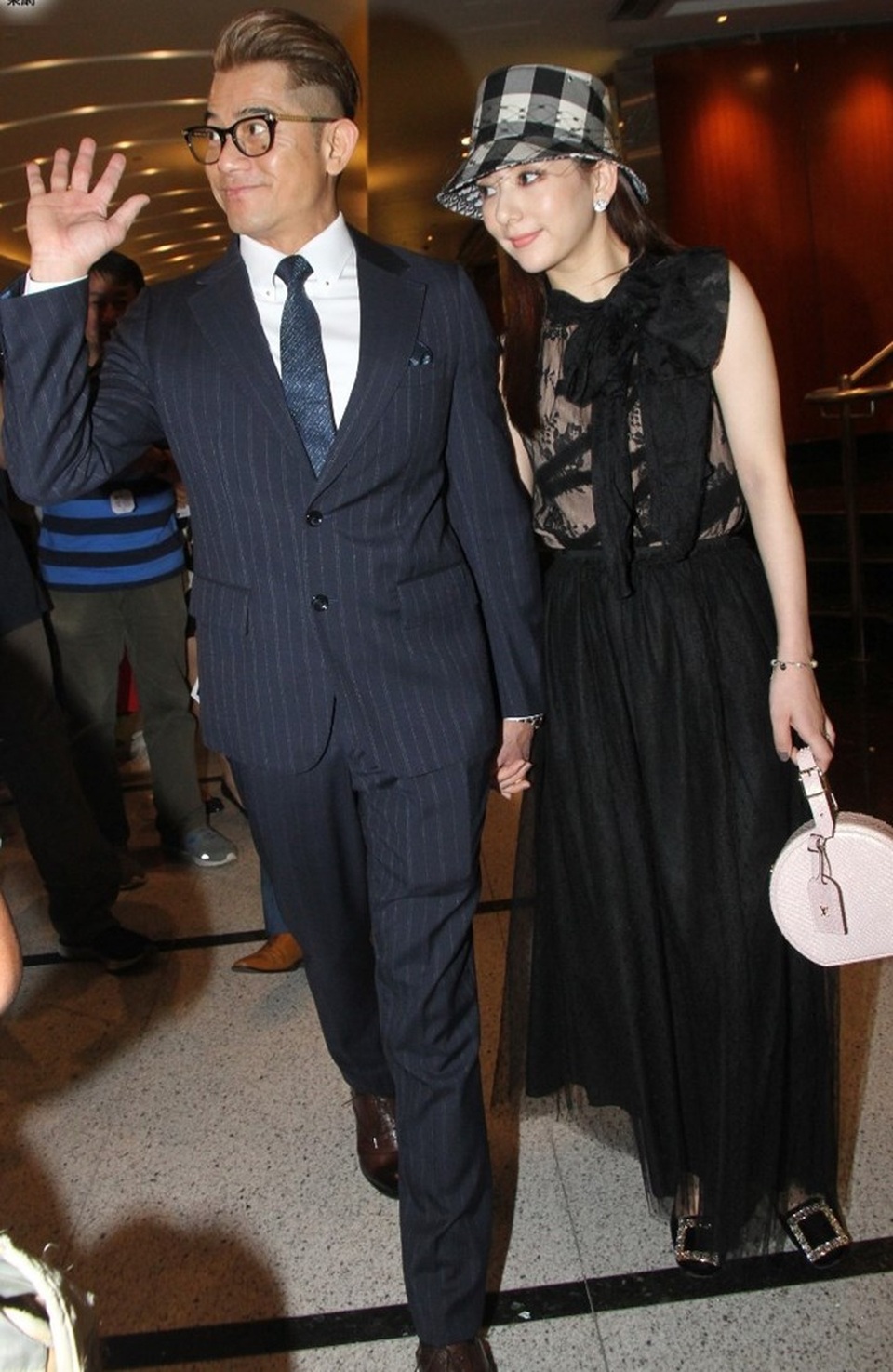 Kết hôn 2 năm, Quách Phú Thành tự hào nắm tay vợ nơi đông người - 2