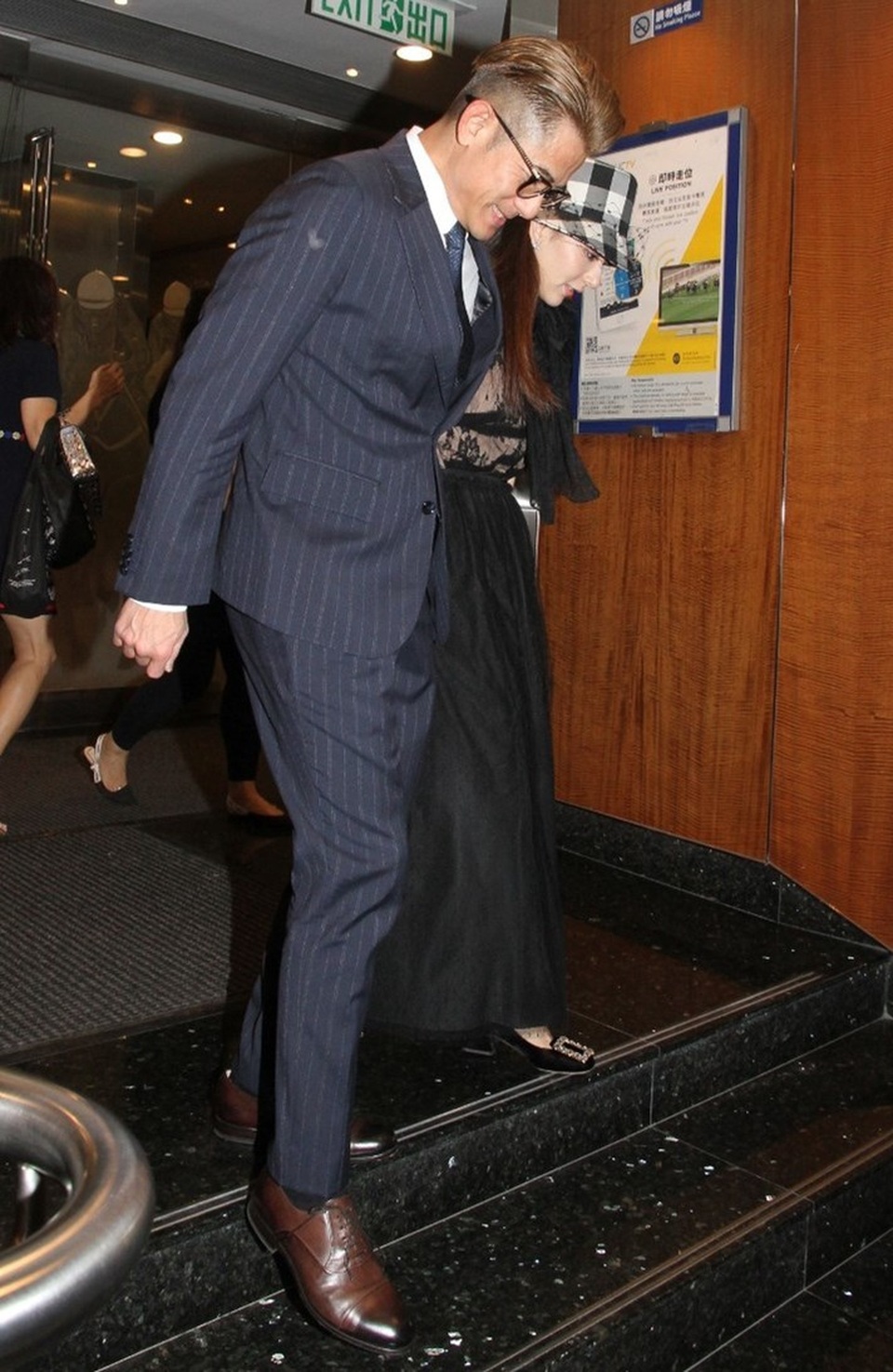 Kết hôn 2 năm, Quách Phú Thành tự hào nắm tay vợ nơi đông người - 3