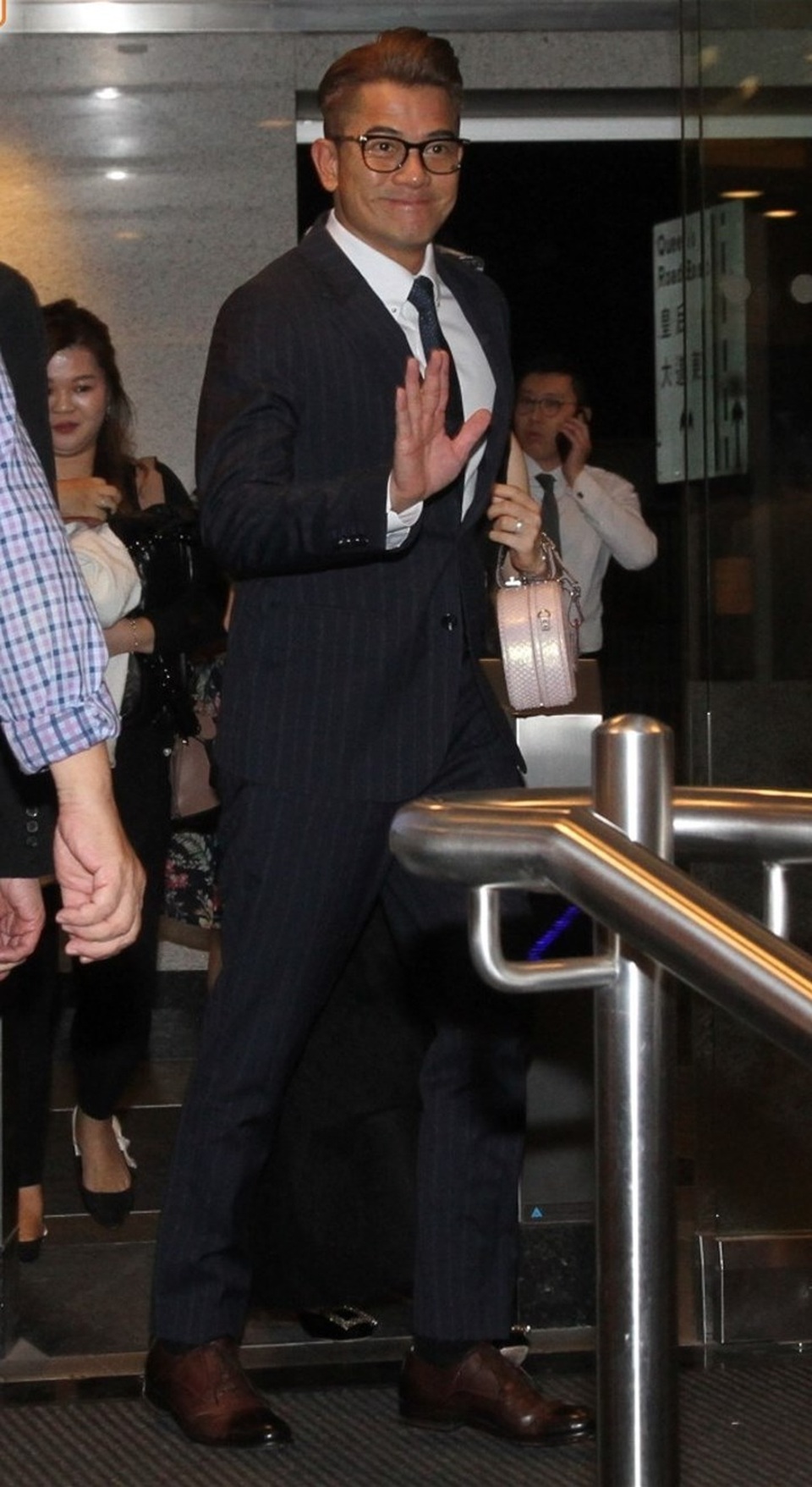 Kết hôn 2 năm, Quách Phú Thành tự hào nắm tay vợ nơi đông người - 4