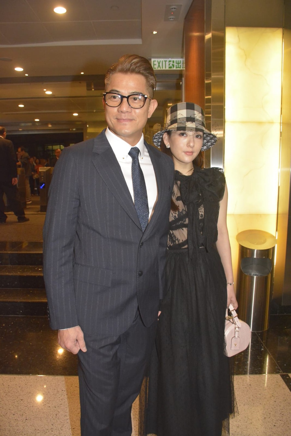 Kết hôn 2 năm, Quách Phú Thành tự hào nắm tay vợ nơi đông người - 1