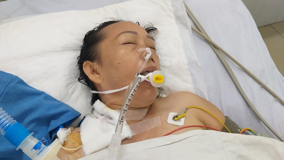 Người đàn ông bị cổng làng sập đè suýt chết, vợ đột quỵ khi chăm chồng - 1 Người đàn ông bị cổng làng sập đè suýt chết, vợ đột quỵ khi chăm chồng - 1
