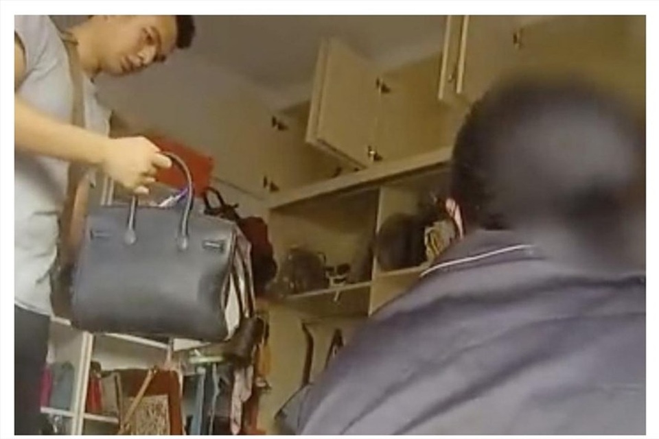 Mẹ già mang túi Louis Vuitton đi chợ mua thịt lợn, con gái bị bắt giam - 1