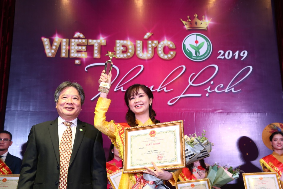 Lần đầu nhân viên y tế Bệnh viện Việt Đức thi người đẹp thanh lịch - 2 Lần đầu nhân viên y tế Bệnh viện Việt Đức thi người đẹp thanh lịch - 2