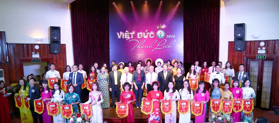 Lần đầu nhân viên y tế Bệnh viện Việt Đức thi người đẹp thanh lịch - 1 Lần đầu nhân viên y tế Bệnh viện Việt Đức thi người đẹp thanh lịch - 1