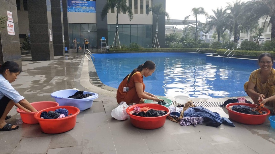 Dân Hà Nội xếp hàng từ đêm khuya, lấy cả nước từ... bể bơi về dùng - 1 Dân Hà Nội xếp hàng từ đêm khuya, lấy cả nước từ... bể bơi về dùng - 1