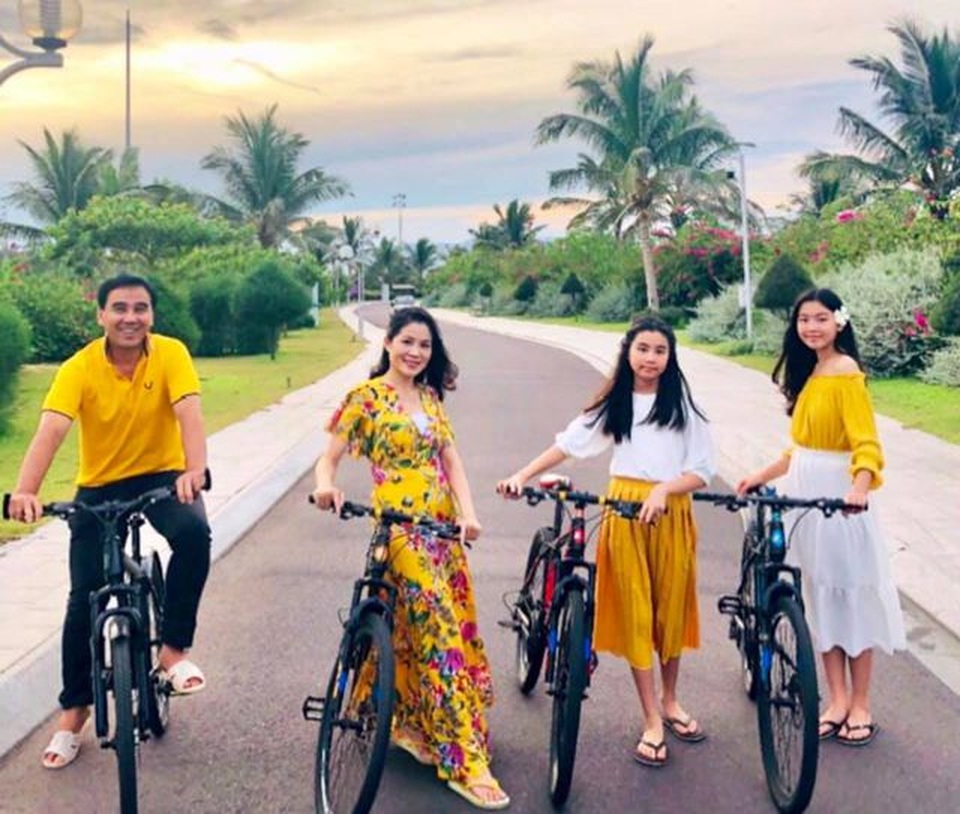 MC Quyền Linh đã “cưa đổ” bà xã doanh nhân xinh đẹp như thế nào? - 5 MC Quyền Linh đã “cưa đổ” bà xã doanh nhân xinh đẹp như thế nào? - 5