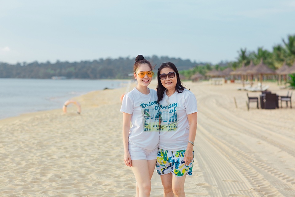 Dương Cẩm Lynh: “Giữa thời buổi vịn vào scandal để nổi tiếng, mẹ khuyên tôi cứ là mình” - 2