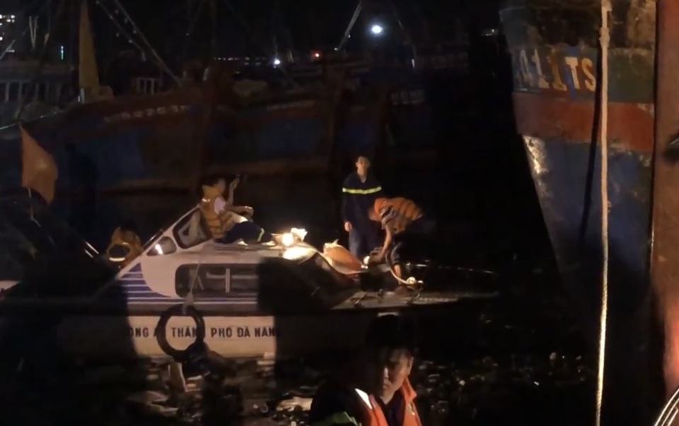 Tàu cá bốc cháy sau tiếng nổ, 3 tỷ đồng ra tro - 2 Tàu cá bốc cháy sau tiếng nổ, 3 tỷ đồng ra tro - 2