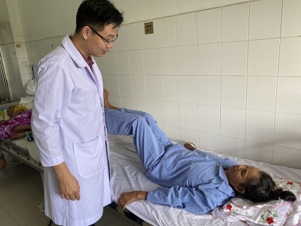 Bệnh nhân liệt hai chân đi lại sau điều trị ung thư di căn - 1 Bệnh nhân liệt hai chân đi lại sau điều trị ung thư di căn - 1