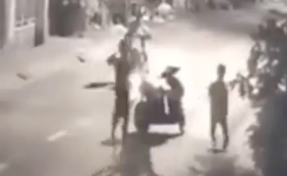 Nhóm thanh thiếu niên đánh người cướp xe máy bị camera ghi hình - 1 Nhóm thanh thiếu niên đánh người cướp xe máy bị camera ghi hình - 1