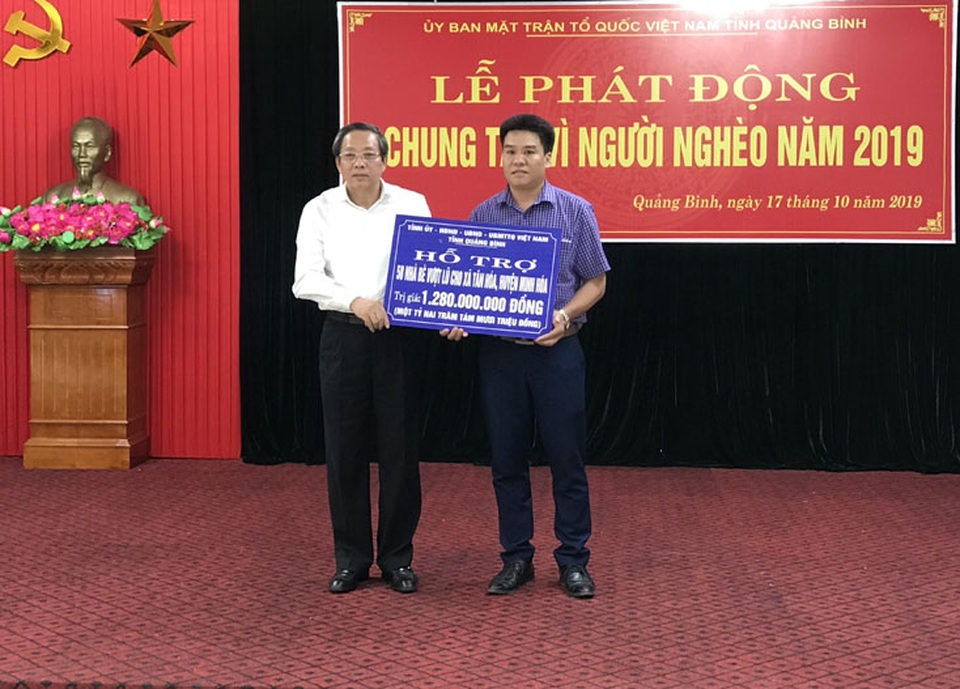 Người dân vùng “rốn lũ” được tặng 58 nhà phao để vượt lũ - 1 Người dân vùng “rốn lũ” được tặng 58 nhà phao để vượt lũ - 1