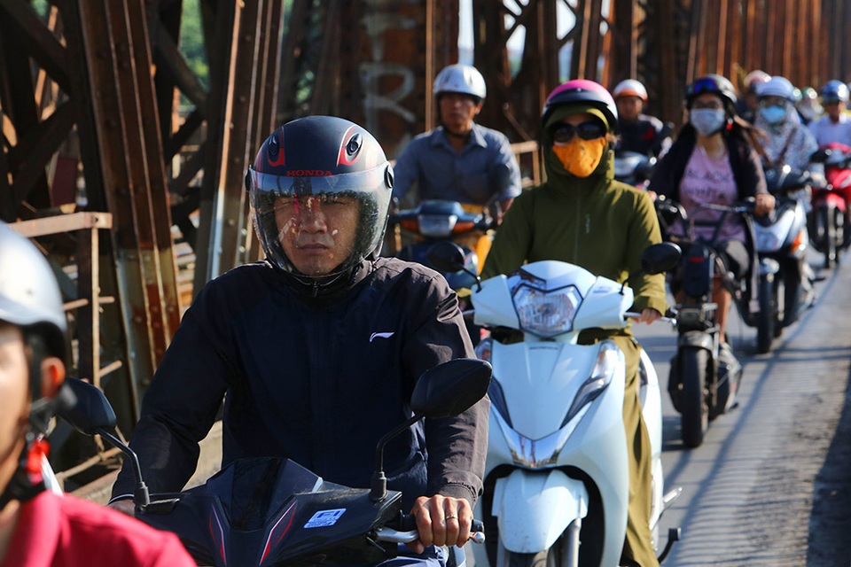 Đón gió lạnh đầu mùa, người Hà Nội mặc áo ấm xuống đường - 1