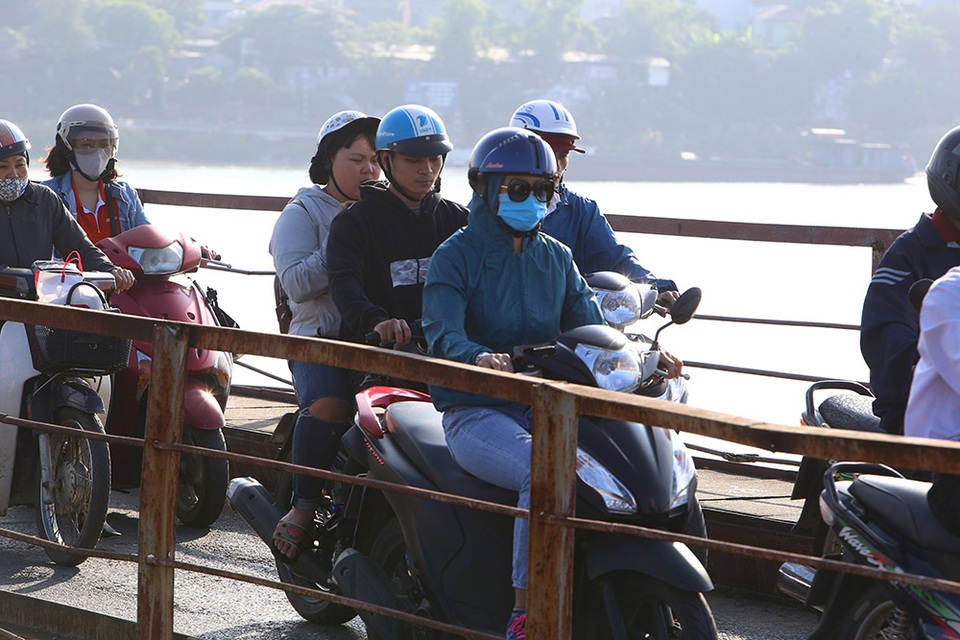 Đón gió lạnh đầu mùa, người Hà Nội mặc áo ấm xuống đường - 9