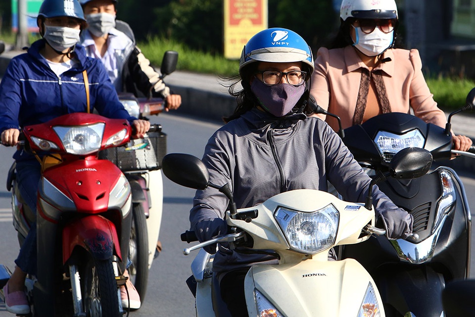 Đón gió lạnh đầu mùa, người Hà Nội mặc áo ấm xuống đường - 2