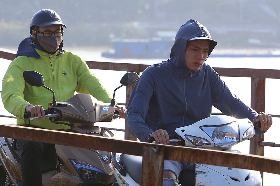 Đón gió lạnh đầu mùa, người Hà Nội mặc áo ấm xuống đường - 3