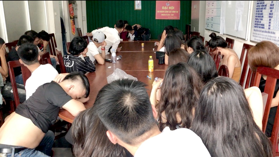 39 “cậu ấm, cô chiêu” dương tính ma túy trong quán bar - 1 39 “cậu ấm, cô chiêu” dương tính ma túy trong quán bar - 1
