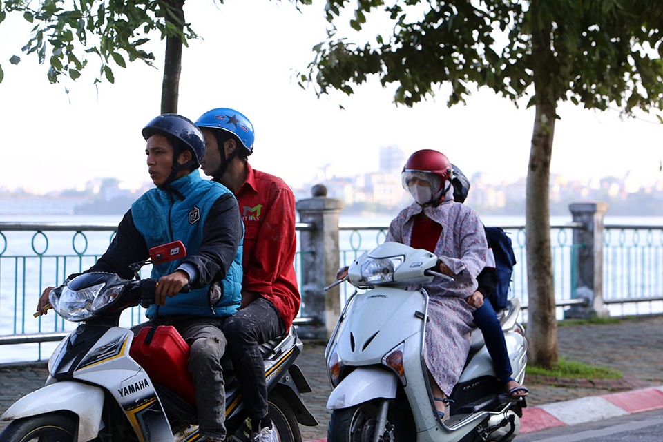 Đón gió lạnh đầu mùa, người Hà Nội mặc áo ấm xuống đường - 4