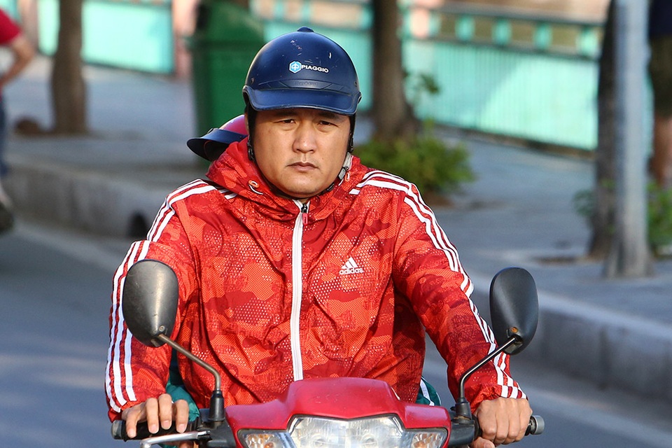 Đón gió lạnh đầu mùa, người Hà Nội mặc áo ấm xuống đường - 5