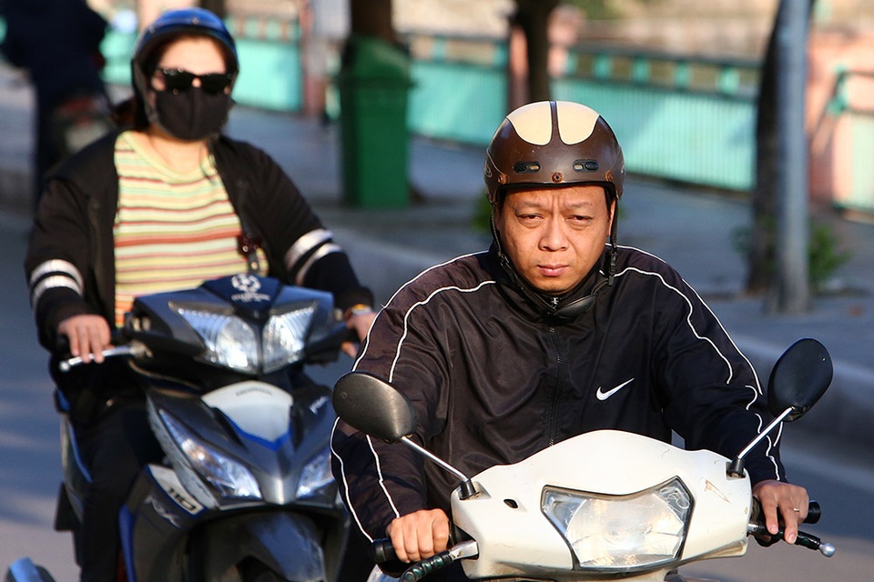 Đón gió lạnh đầu mùa, người Hà Nội mặc áo ấm xuống đường - 6