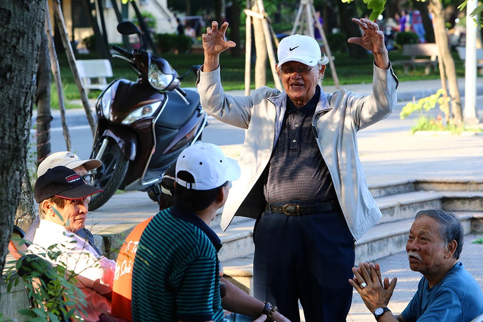 Đón gió lạnh đầu mùa, người Hà Nội mặc áo ấm xuống đường - 7