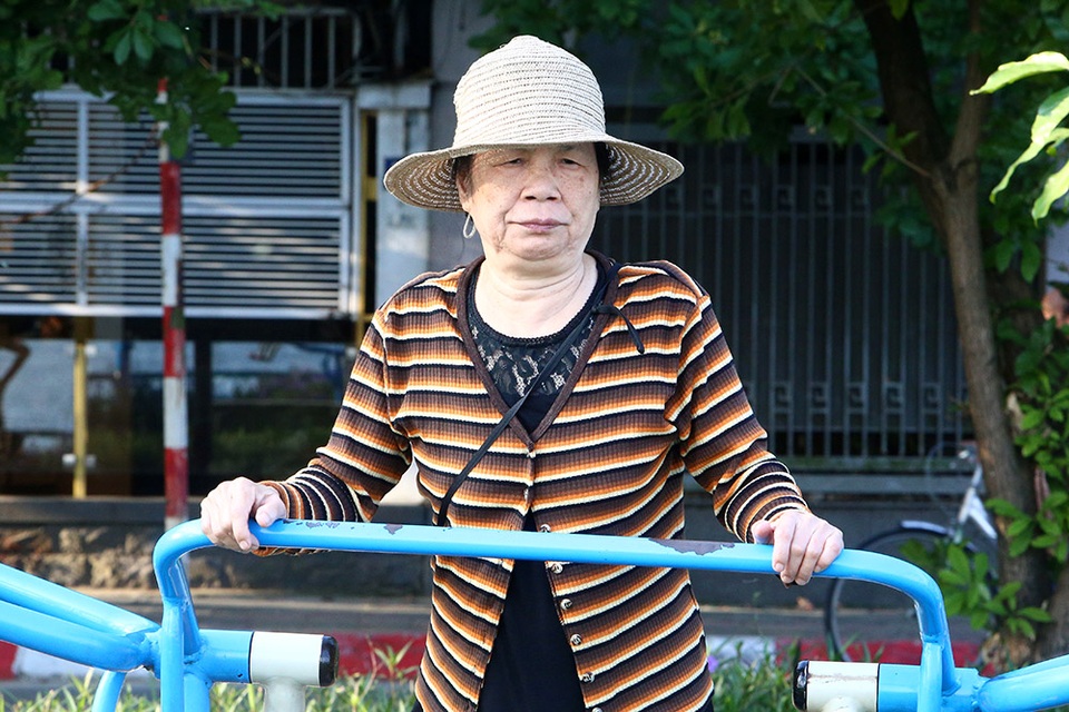 Đón gió lạnh đầu mùa, người Hà Nội mặc áo ấm xuống đường - 8