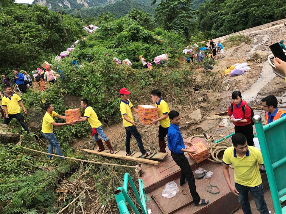 MobiFone cùng cả nước chung tay vì người nghèo - 1 MobiFone cùng cả nước chung tay vì người nghèo - 1