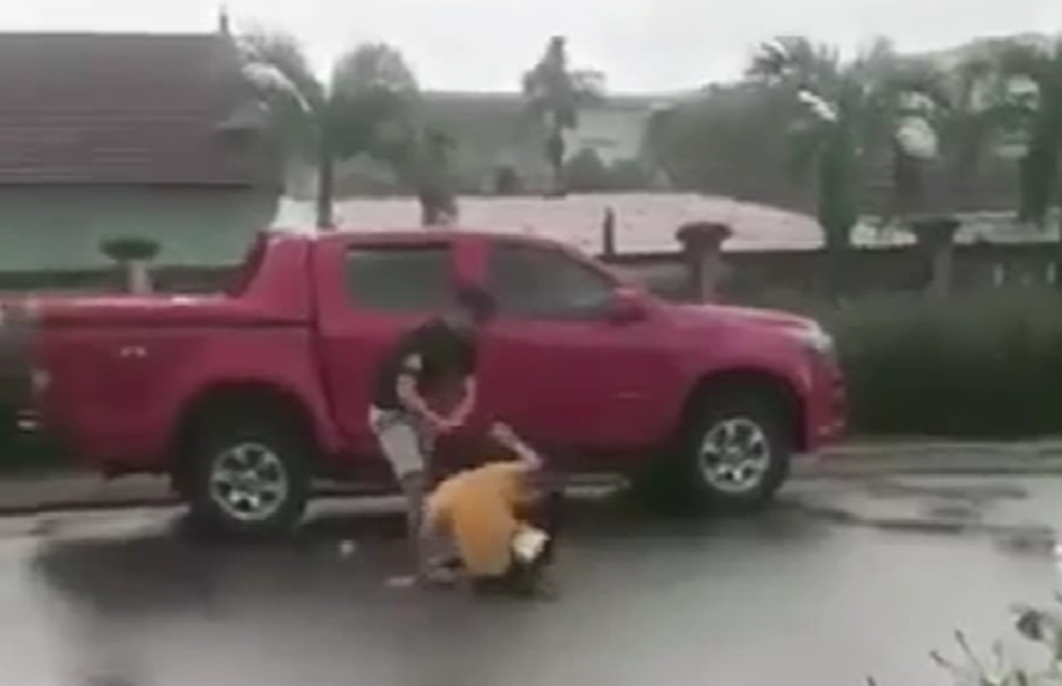 Tạm giữ hình sự cựu công an hành hung vợ cũ giữa đường - 1 Tạm giữ hình sự cựu công an hành hung vợ cũ giữa đường - 1