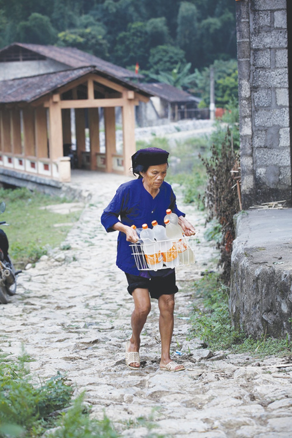 Dưới những ngôi nhà sàn đá độc đáo nhất Việt Nam - 7 Dưới những ngôi nhà sàn đá độc đáo nhất Việt Nam - 7