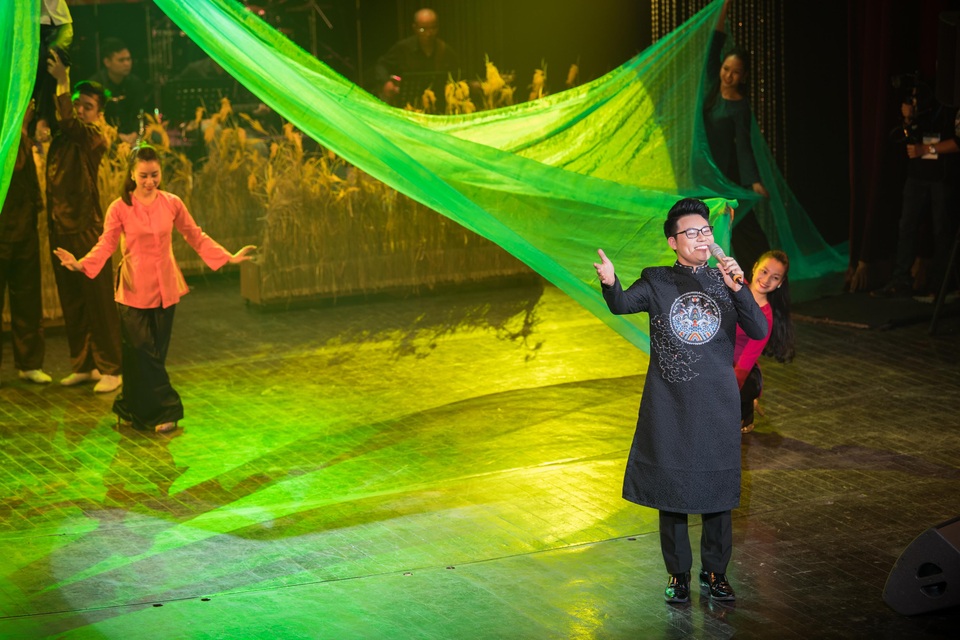 “Tiến sỹ hát bolero” Duy Cường gây sốc khi thể hiện 40 ca khúc trong một đêm - 4 “Tiến sỹ hát bolero” Duy Cường gây sốc khi thể hiện 40 ca khúc trong một đêm - 4