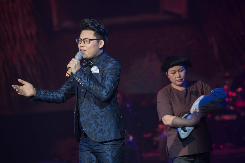 “Tiến sỹ hát bolero” Duy Cường gây sốc khi thể hiện 40 ca khúc trong một đêm - 2 “Tiến sỹ hát bolero” Duy Cường gây sốc khi thể hiện 40 ca khúc trong một đêm - 2