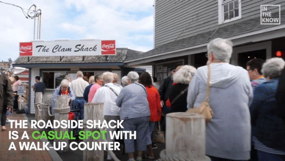 Nhà hàng luộc gần 500kg tôm hùm mỗi ngày phục vụ khách - 3