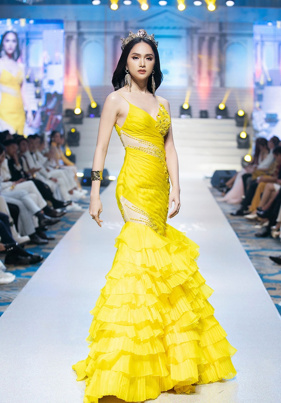 H’Hen Niê hóa nữ thần tái xuất sàn diễn sau thời gian “ở ẩn” - 7 H’Hen Niê hóa nữ thần tái xuất sàn diễn sau thời gian “ở ẩn” - 7
