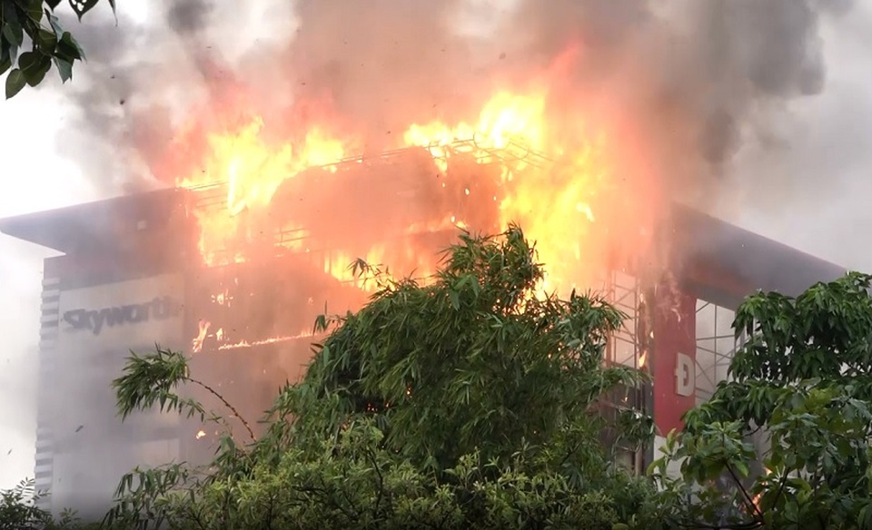 Siêu thị điện máy bốc cháy ngùn ngụt - 1 Siêu thị điện máy bốc cháy ngùn ngụt - 1