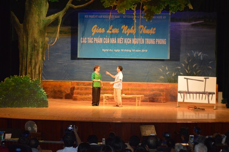 Dấu ấn nhà viết kịch Nguyễn Trung Phong với kịch hát Ví - Giặm - 4 Dấu ấn nhà viết kịch Nguyễn Trung Phong với kịch hát Ví - Giặm - 4