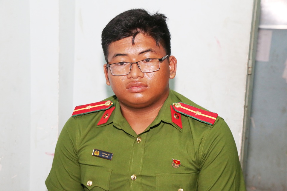 Bắt đối tượng mua trang phục công an mặc cho... oai - 1 Bắt đối tượng mua trang phục công an mặc cho... oai - 1