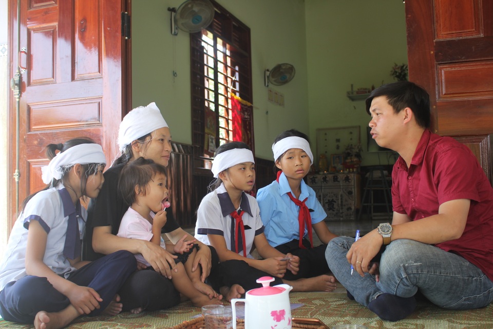 Đớn đau tột cùng, người phụ nữ trẻ dắt 4 đứa con ra đồng mót khoai ăn qua ngày - 3 Đớn đau tột cùng, người phụ nữ trẻ dắt 4 đứa con ra đồng mót khoai ăn qua ngày - 3