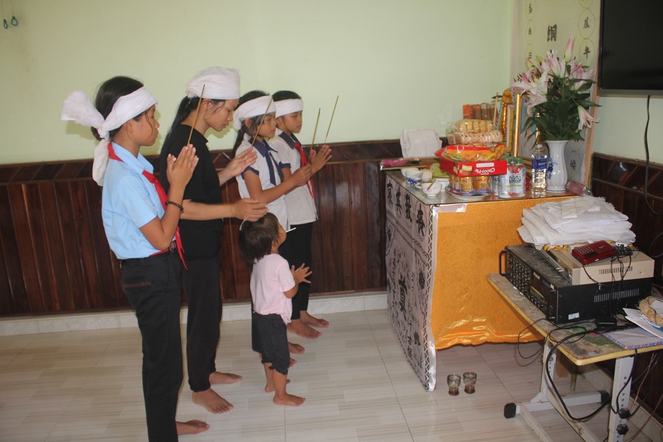 Đớn đau tột cùng, người phụ nữ trẻ dắt 4 đứa con ra đồng mót khoai ăn qua ngày - 4 Đớn đau tột cùng, người phụ nữ trẻ dắt 4 đứa con ra đồng mót khoai ăn qua ngày - 4