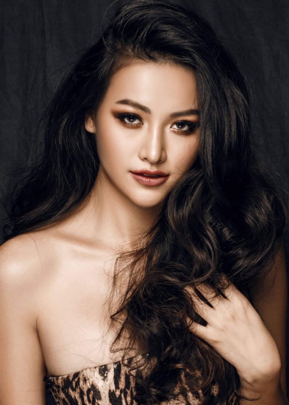 Phương Khánh đội vương miện tiền tỷ, khoe dáng bốc lửa trước thềm Miss Earth 2019 - 11 Phương Khánh đội vương miện tiền tỷ, khoe dáng bốc lửa trước thềm Miss Earth 2019 - 11