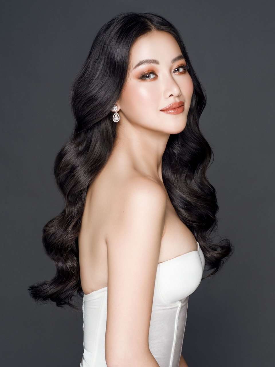Phương Khánh đội vương miện tiền tỷ, khoe dáng bốc lửa trước thềm Miss Earth 2019 - 7 Phương Khánh đội vương miện tiền tỷ, khoe dáng bốc lửa trước thềm Miss Earth 2019 - 7