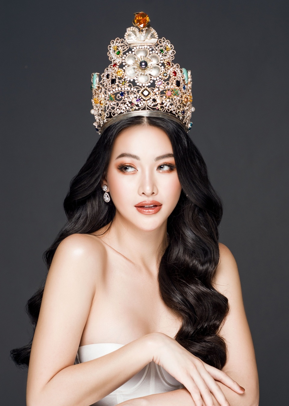 Phương Khánh đội vương miện tiền tỷ, khoe dáng bốc lửa trước thềm Miss Earth 2019 - 6 Phương Khánh đội vương miện tiền tỷ, khoe dáng bốc lửa trước thềm Miss Earth 2019 - 6