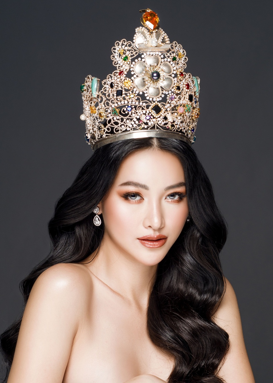Phương Khánh đội vương miện tiền tỷ, khoe dáng bốc lửa trước thềm Miss Earth 2019 - 1 Phương Khánh đội vương miện tiền tỷ, khoe dáng bốc lửa trước thềm Miss Earth 2019 - 1
