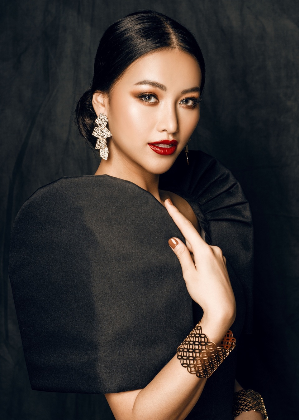 Phương Khánh đội vương miện tiền tỷ, khoe dáng bốc lửa trước thềm Miss Earth 2019 - 17 Phương Khánh đội vương miện tiền tỷ, khoe dáng bốc lửa trước thềm Miss Earth 2019 - 17