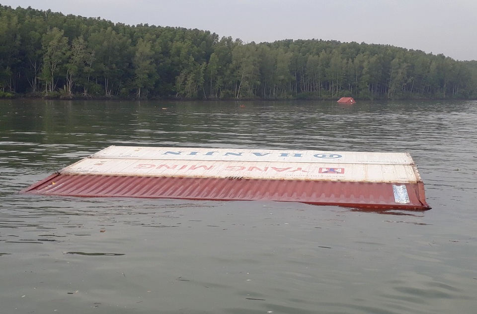 Tàu hàng 8.000 tấn chở gần 300 container chìm trên sông Lòng Tàu - 2 Tàu hàng 8.000 tấn chở gần 300 container chìm trên sông Lòng Tàu - 2