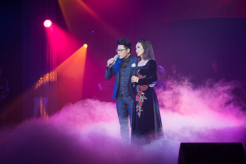 “Tiến sỹ hát bolero” Duy Cường gây sốc khi thể hiện 40 ca khúc trong một đêm - 8 “Tiến sỹ hát bolero” Duy Cường gây sốc khi thể hiện 40 ca khúc trong một đêm - 8